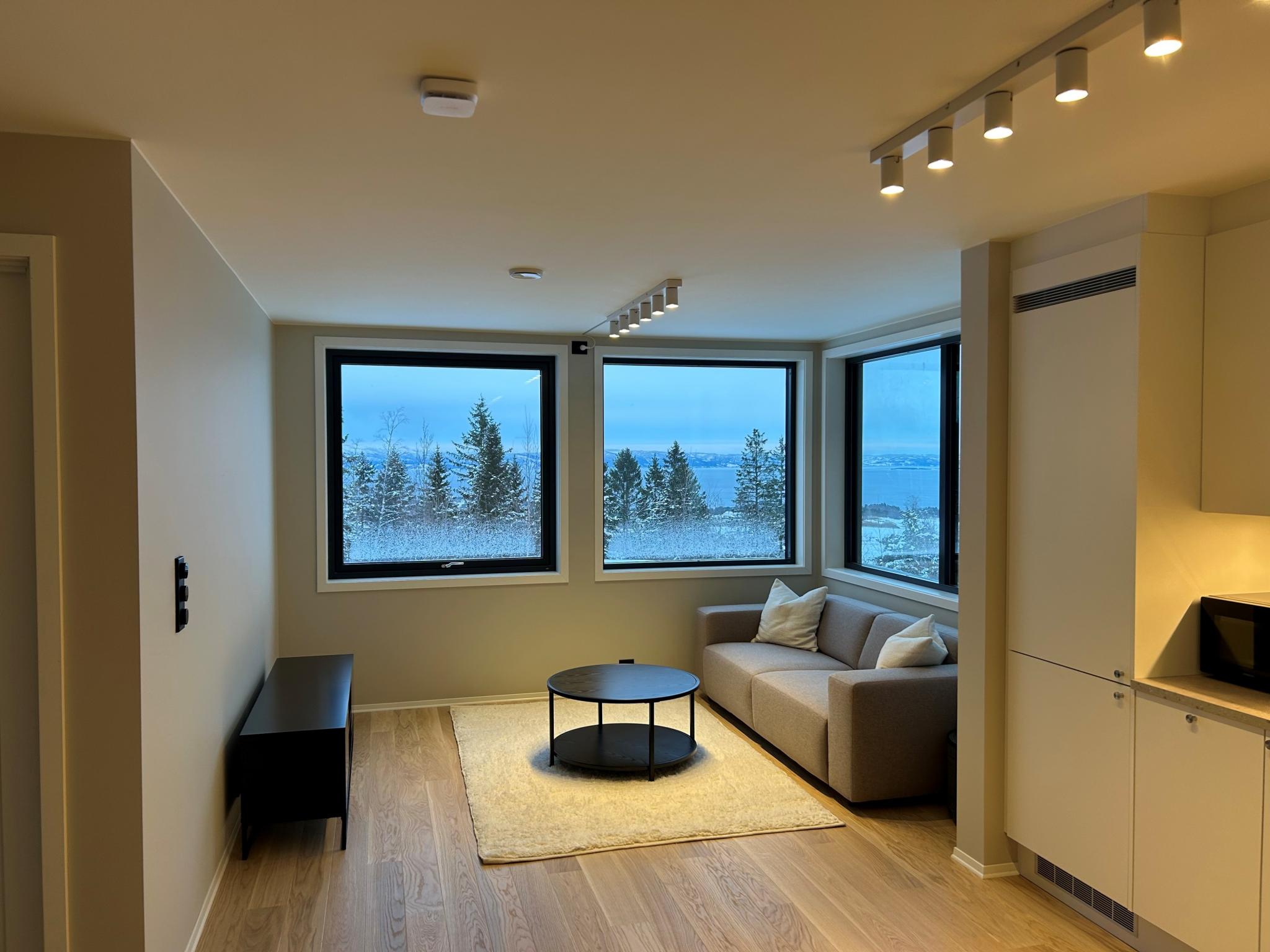 Det er gulv varme i alle gulv unntatt soverom. Stuen er møblert med ny sofa, sofabord og tv-benk. Leietaker må ordne med TV selv.